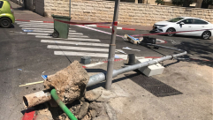  بالصور: سائق يصطدم بإشارة ضوئية في شارع ييفت ويفّر من المكان 